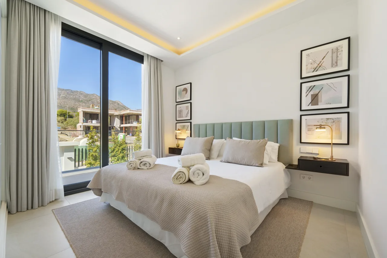 6-bedroom villa in Altos de Puente Romano with private pool and private garden — image 9