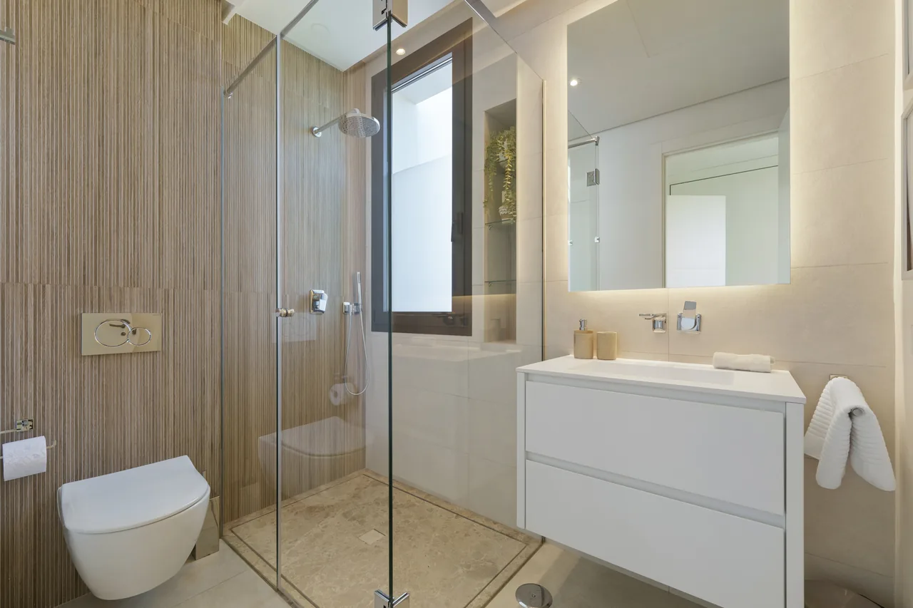 6-bedroom villa in Altos de Puente Romano with private pool and private garden — image 10
