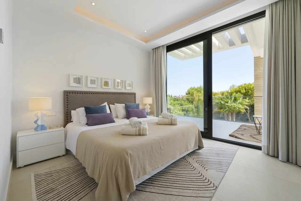 6-bedroom villa in Altos de Puente Romano with private pool and private garden — image 11