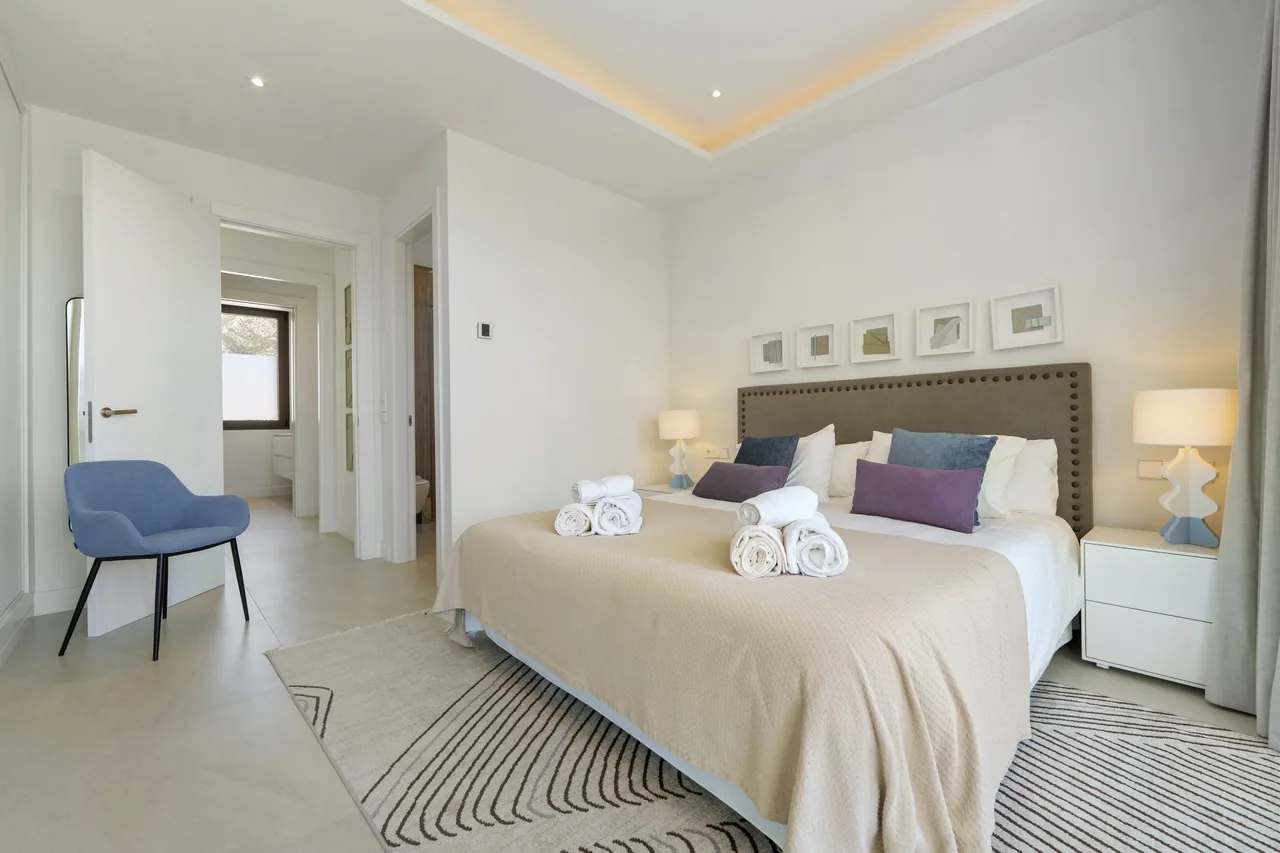 6-bedroom villa in Altos de Puente Romano with private pool and private garden — image 13