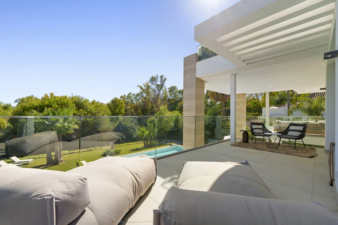 6-bedroom villa in Altos de Puente Romano with private pool and private garden — image 14