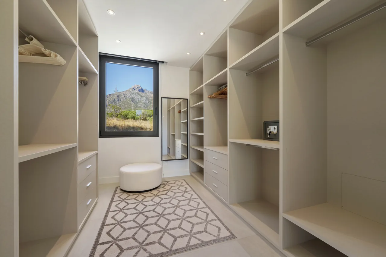 6-bedroom villa in Altos de Puente Romano with private pool and private garden — image 15