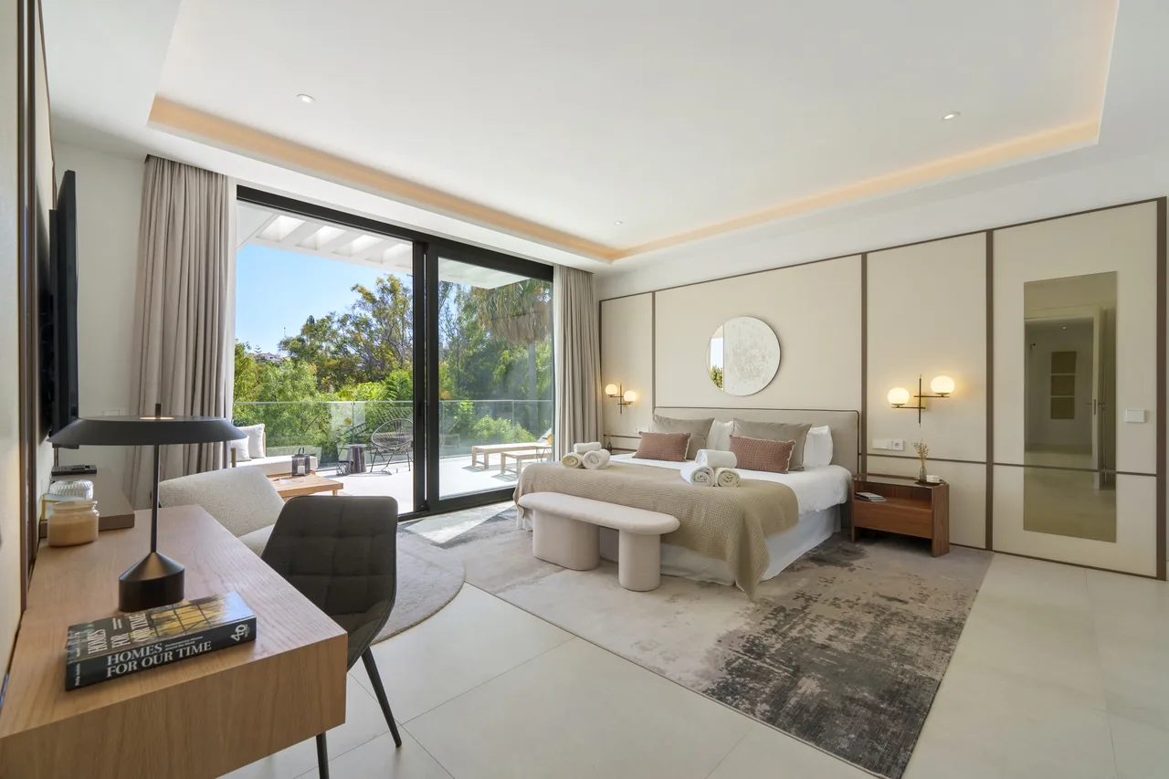 6-bedroom villa in Altos de Puente Romano with private pool and private garden — image 16