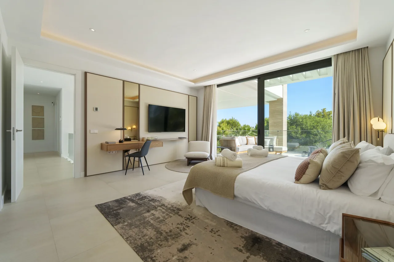 6-bedroom villa in Altos de Puente Romano with private pool and private garden — image 17