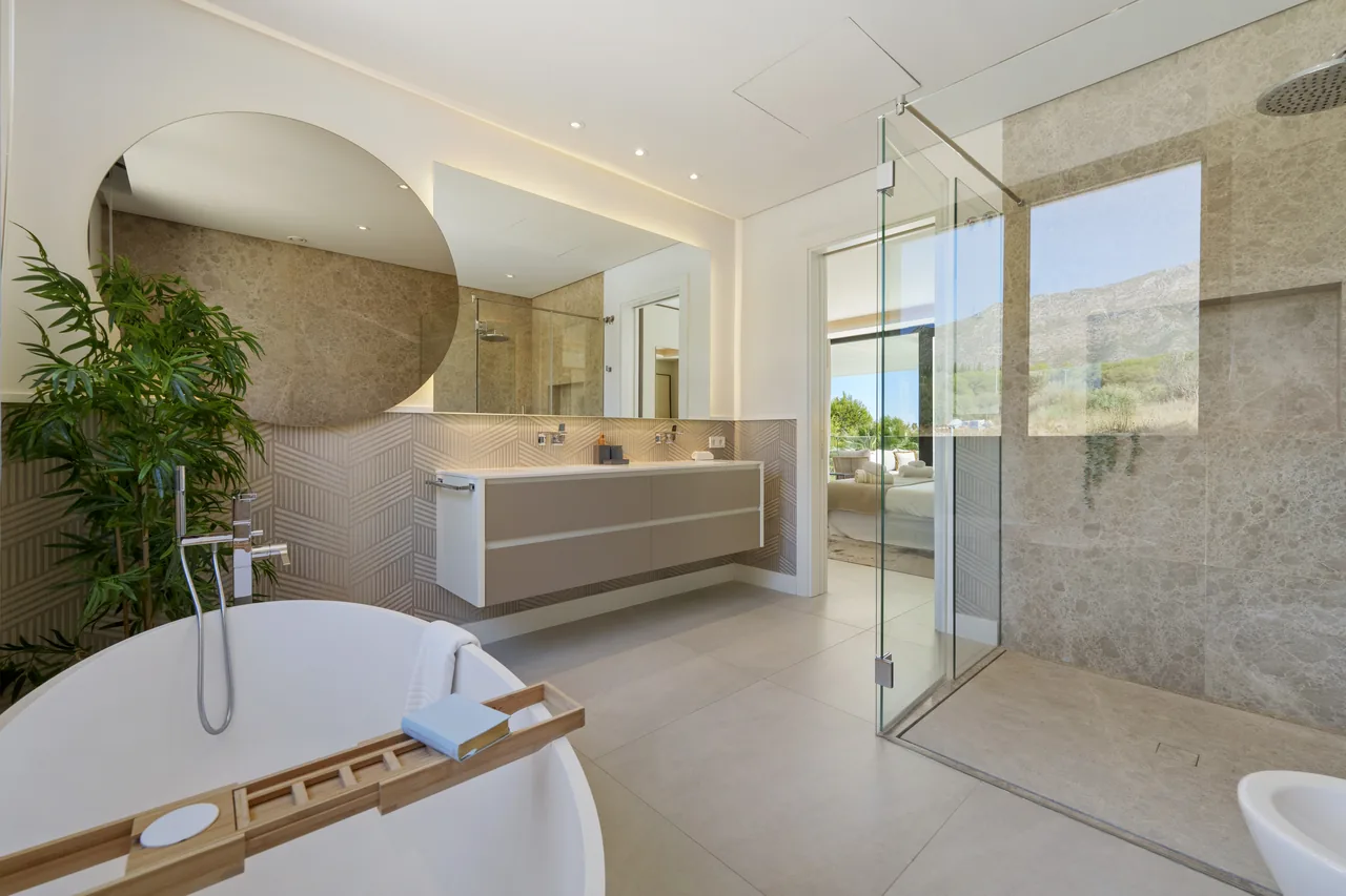 6-bedroom villa in Altos de Puente Romano with private pool and private garden — image 19
