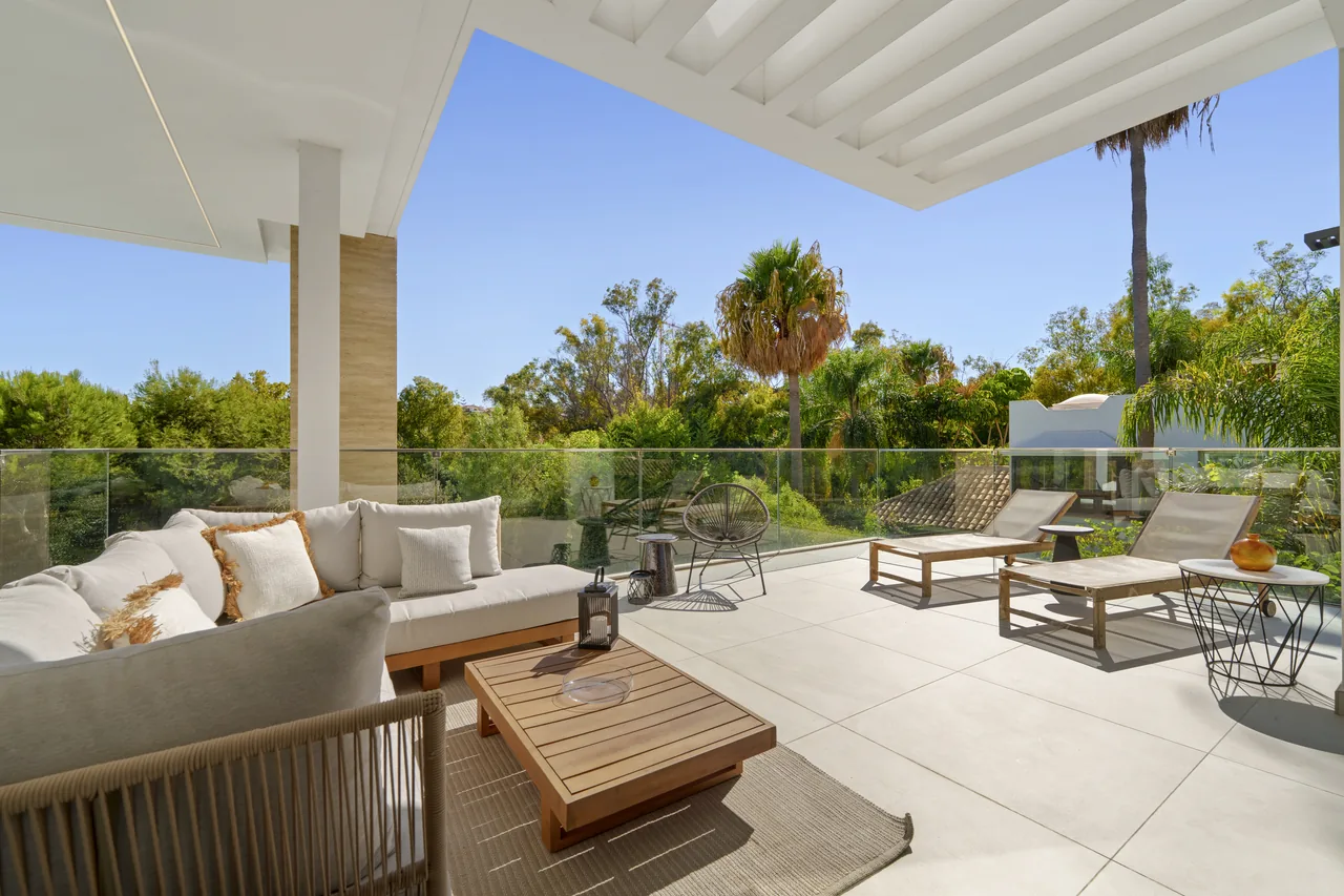 6-bedroom villa in Altos de Puente Romano with private pool and private garden — image 20