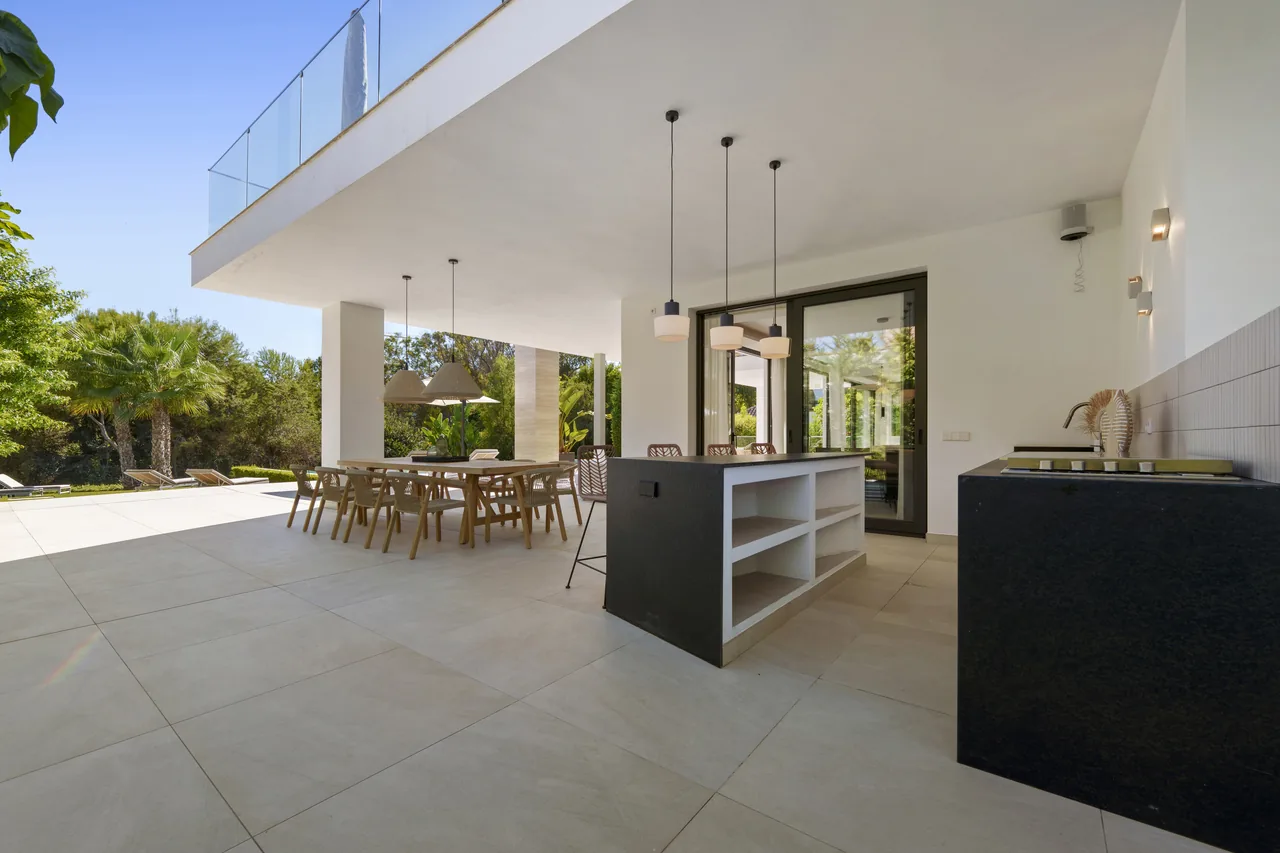 6-bedroom villa in Altos de Puente Romano with private pool and private garden — image 22
