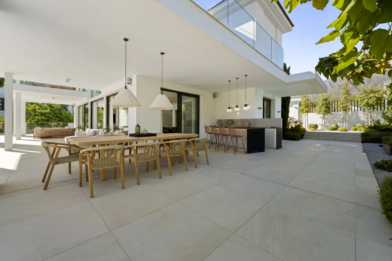 6-bedroom villa in Altos de Puente Romano with private pool and private garden — image 24