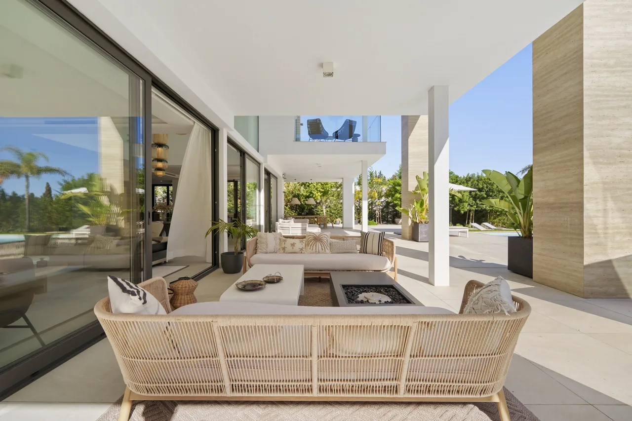 6-bedroom villa in Altos de Puente Romano with private pool and private garden — image 27