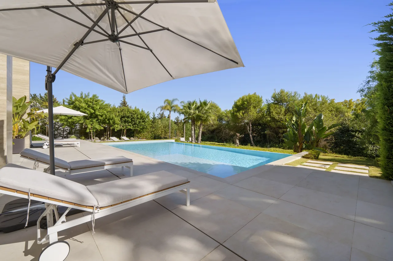 6-bedroom villa in Altos de Puente Romano with private pool and private garden — image 28