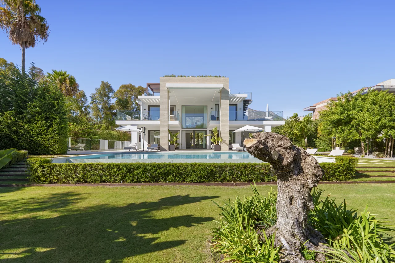 6-bedroom villa in Altos de Puente Romano with private pool and private garden — image 29