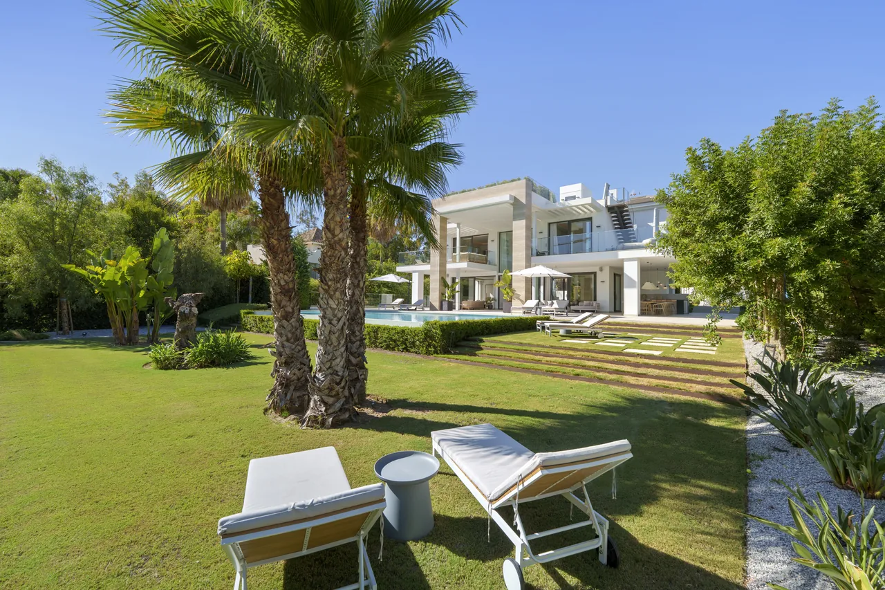 6-bedroom villa in Altos de Puente Romano with private pool and private garden — image 31