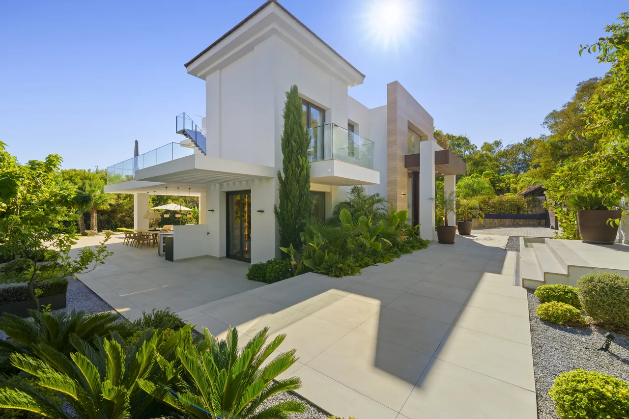 6-bedroom villa in Altos de Puente Romano with private pool and private garden — image 32