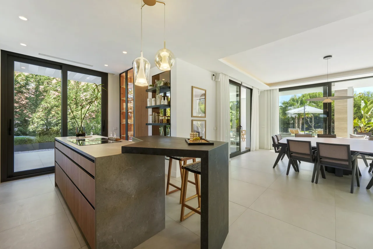 6-bedroom villa in Altos de Puente Romano with private pool and private garden — image 33
