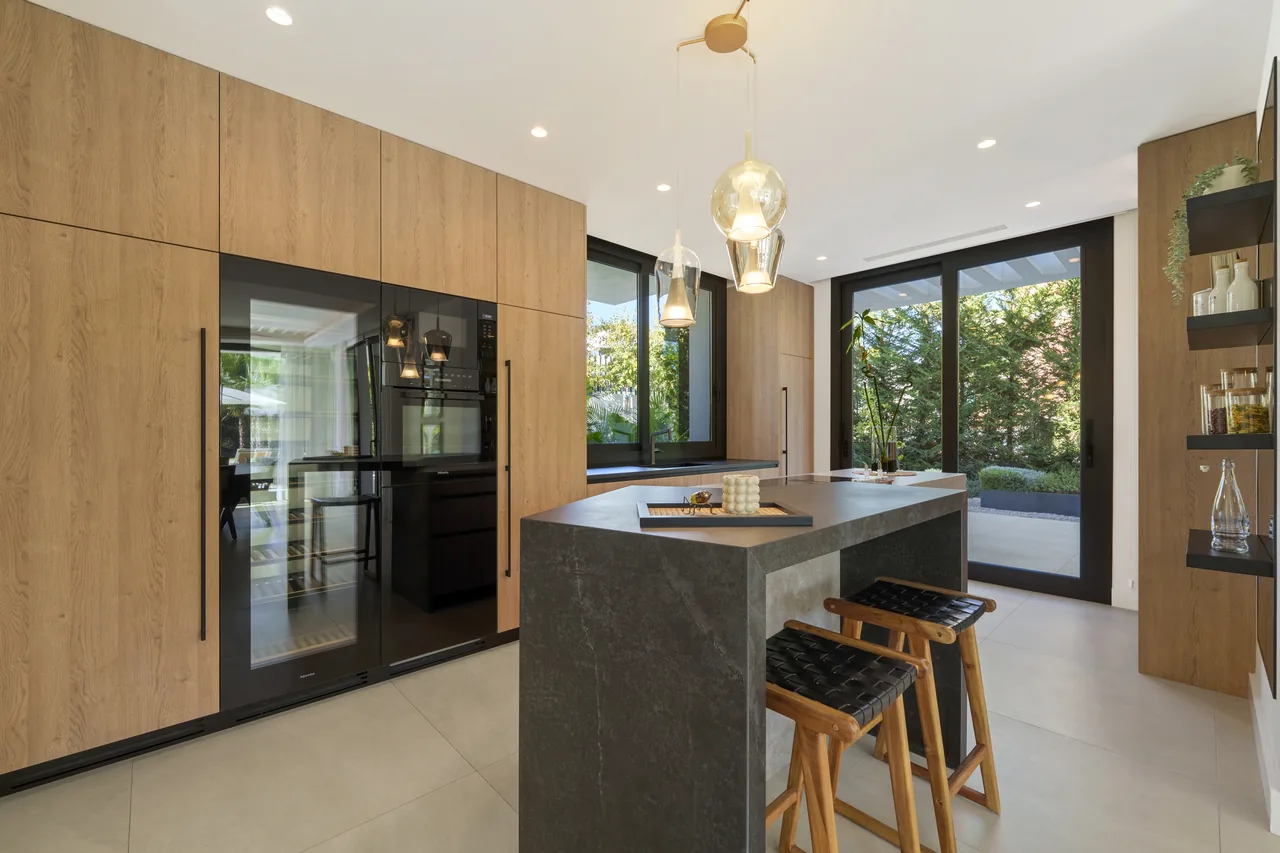 6-bedroom villa in Altos de Puente Romano with private pool and private garden — image 35