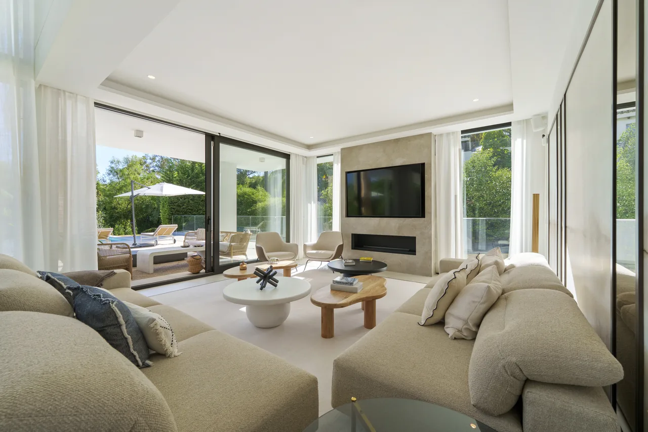 6-bedroom villa in Altos de Puente Romano with private pool and private garden — image 36