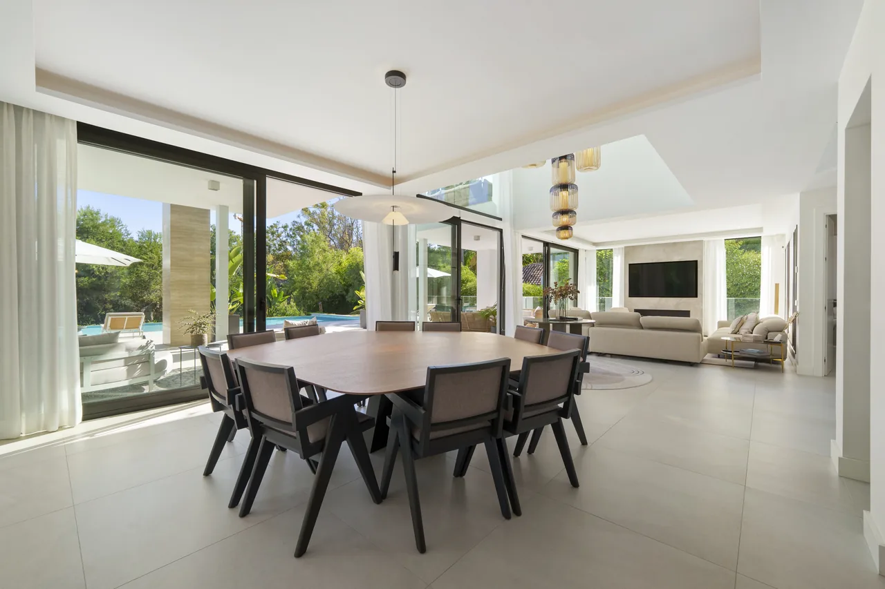 6-bedroom villa in Altos de Puente Romano with private pool and private garden — image 37