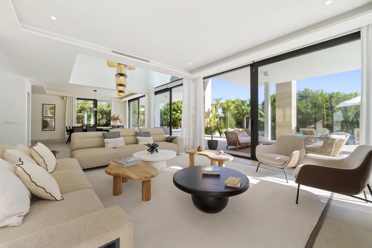 6-bedroom villa in Altos de Puente Romano with private pool and private garden — image 38