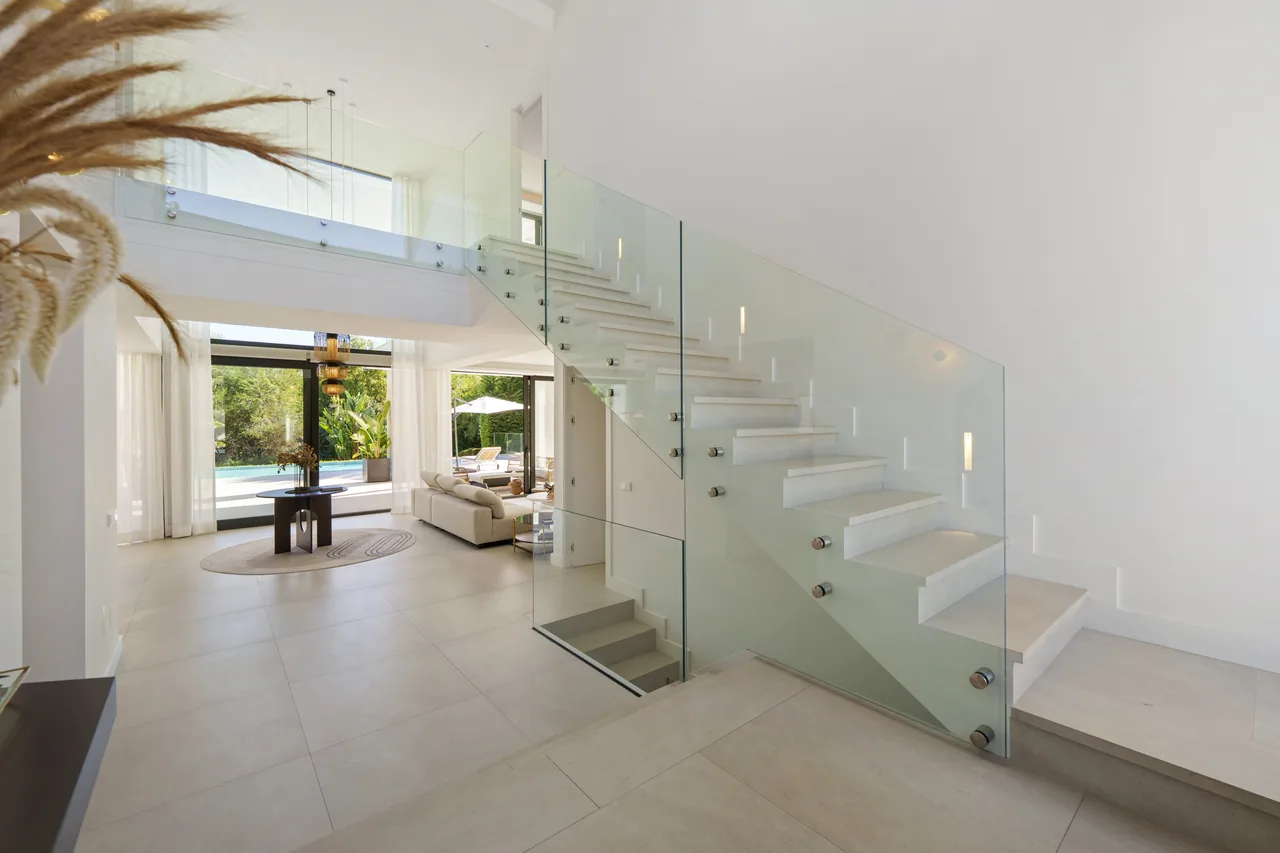 6-bedroom villa in Altos de Puente Romano with private pool and private garden — image 39