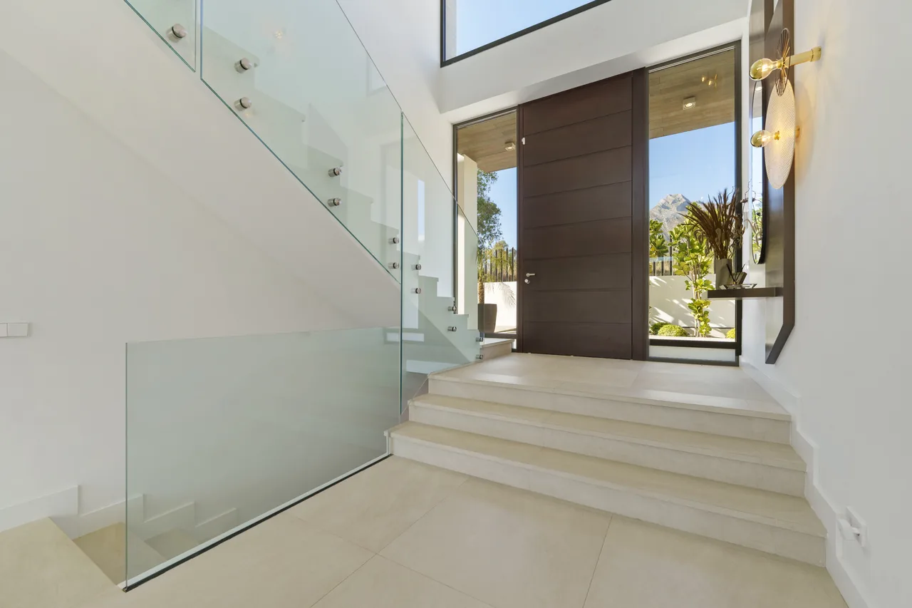 6-bedroom villa in Altos de Puente Romano with private pool and private garden — image 41