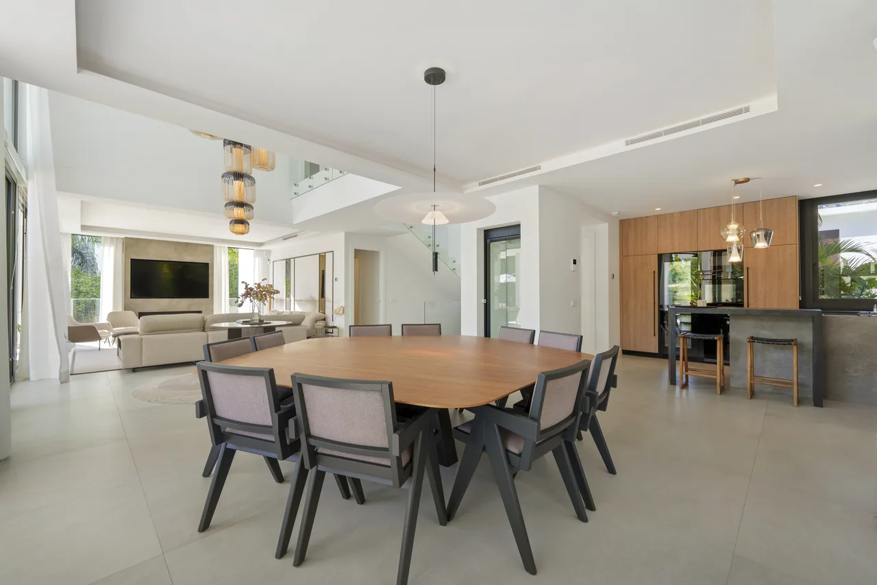 6-bedroom villa in Altos de Puente Romano with private pool and private garden — image 42