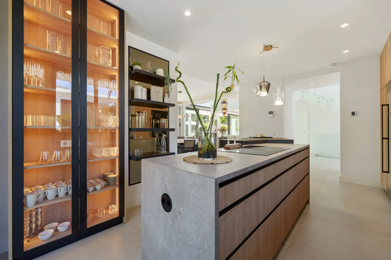 6-bedroom villa in Altos de Puente Romano with private pool and private garden — image 43