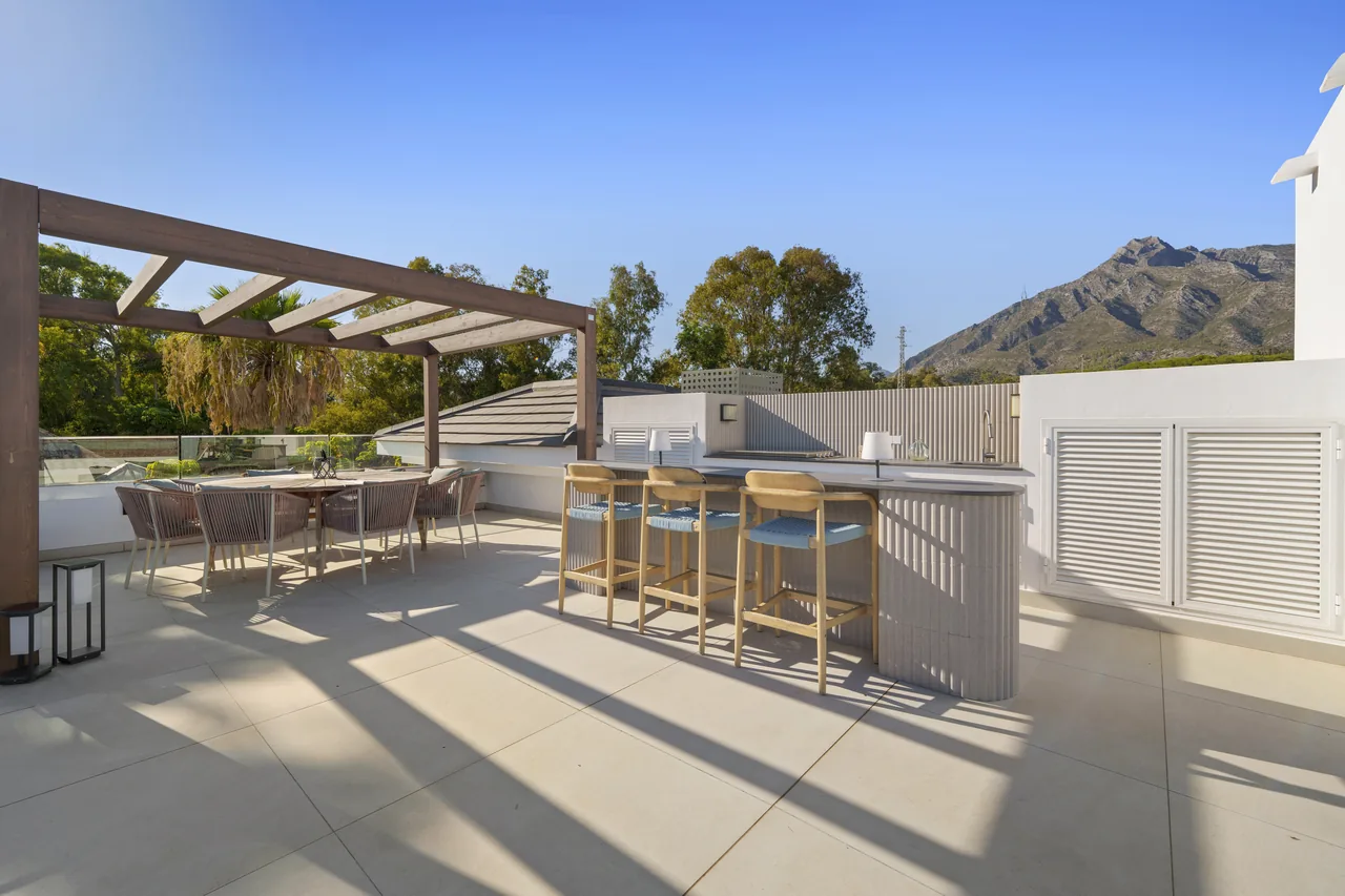 6-bedroom villa in Altos de Puente Romano with private pool and private garden — image 44