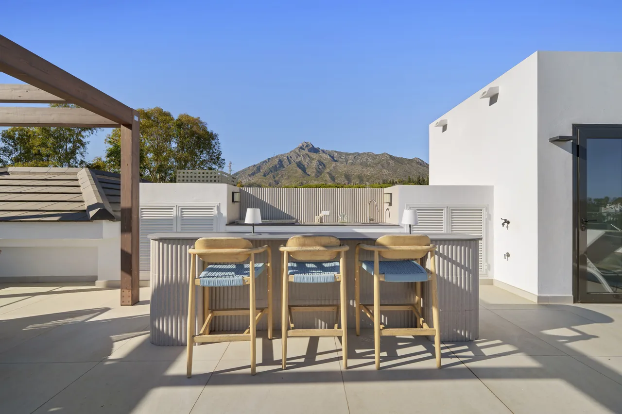 6-bedroom villa in Altos de Puente Romano with private pool and private garden — image 46