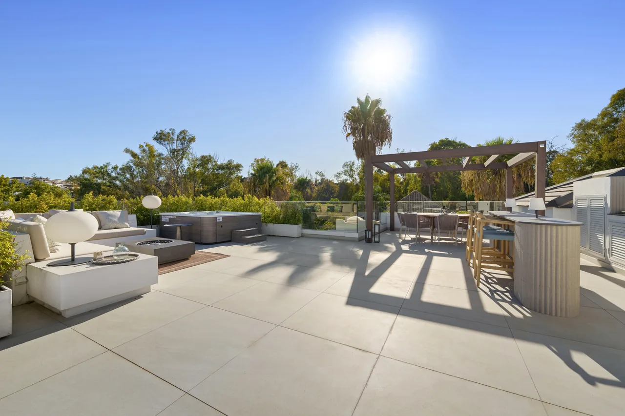 6-bedroom villa in Altos de Puente Romano with private pool and private garden — image 47