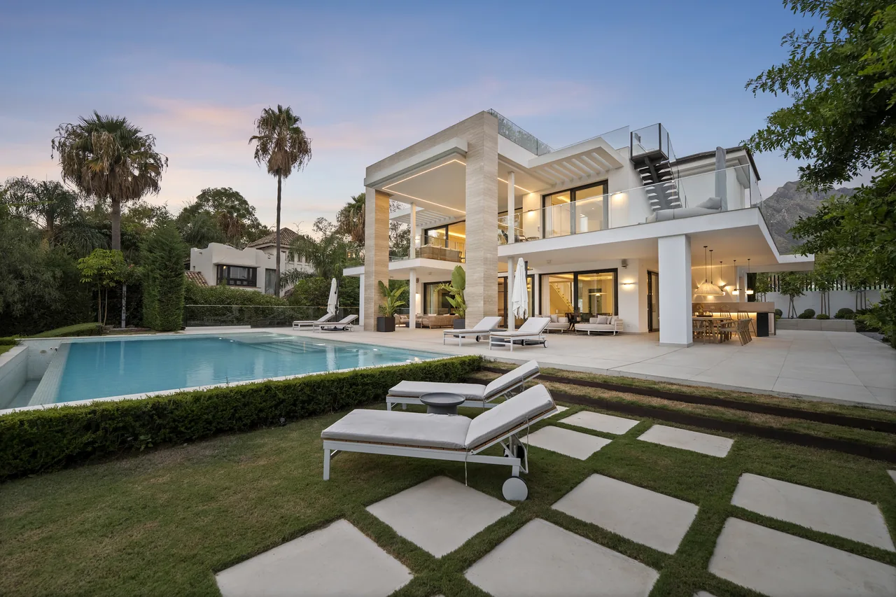 6-bedroom villa in Altos de Puente Romano with private pool and private garden — image 48