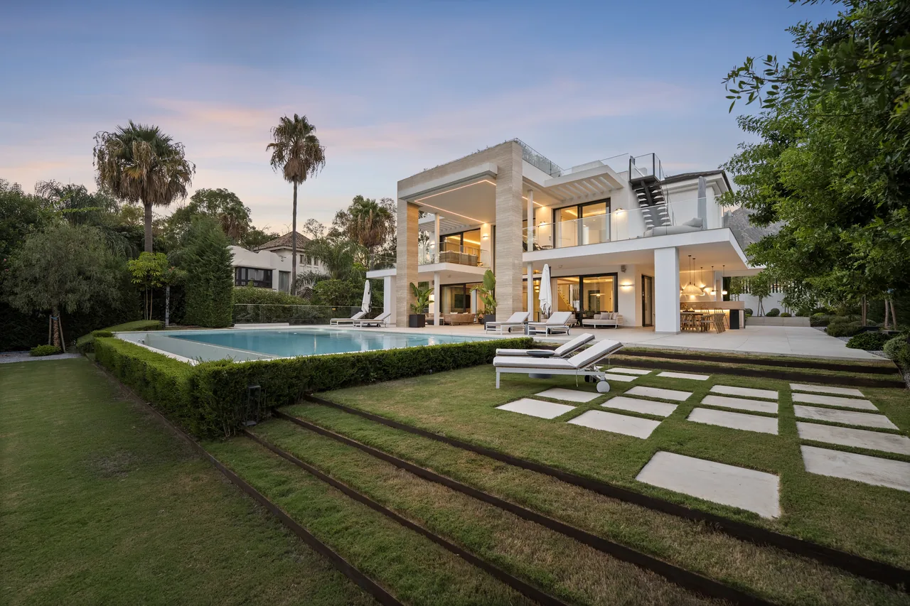 6-bedroom villa in Altos de Puente Romano with private pool and private garden — image 49