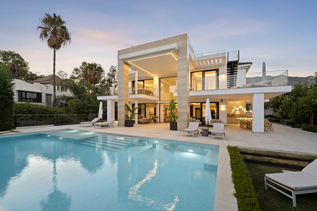 6-bedroom villa in Altos de Puente Romano with private pool and private garden — image 50