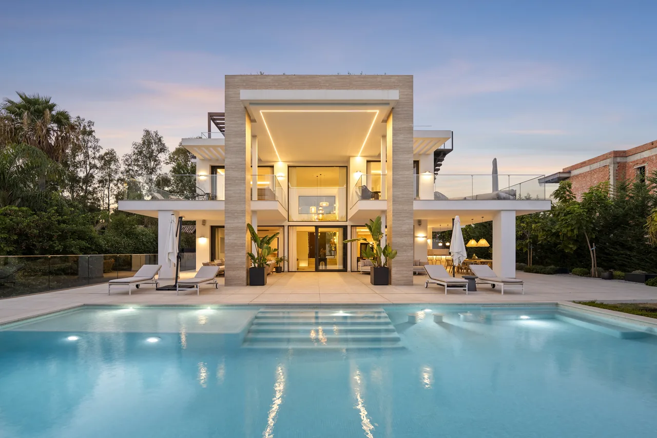 6-bedroom villa in Altos de Puente Romano with private pool and private garden — image 51