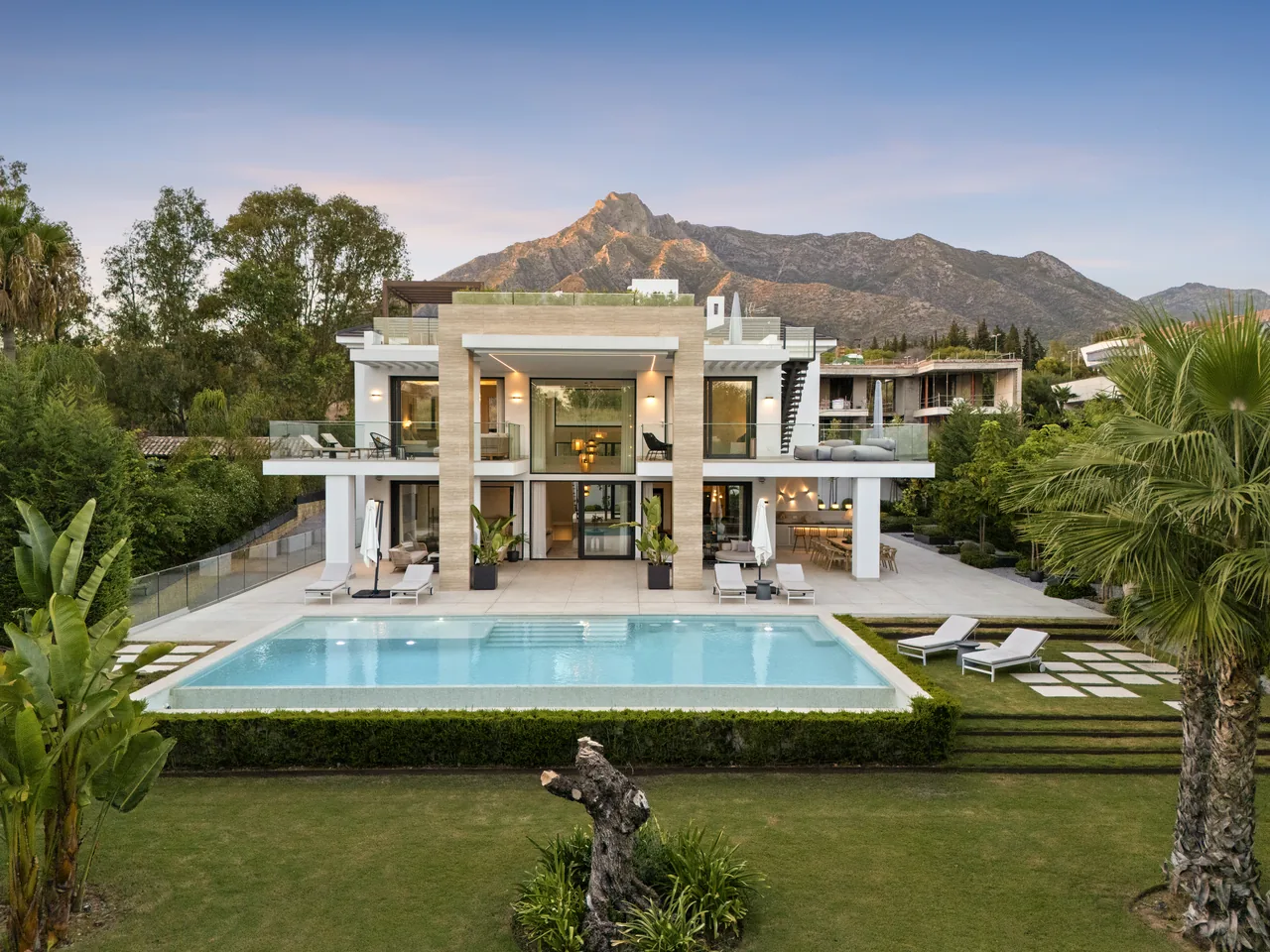 6-bedroom villa in Altos de Puente Romano with private pool and private garden — image 52