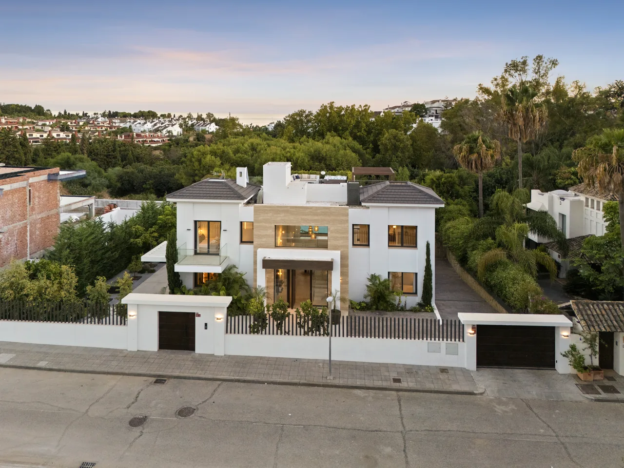 6-bedroom villa in Altos de Puente Romano with private pool and private garden — image 54