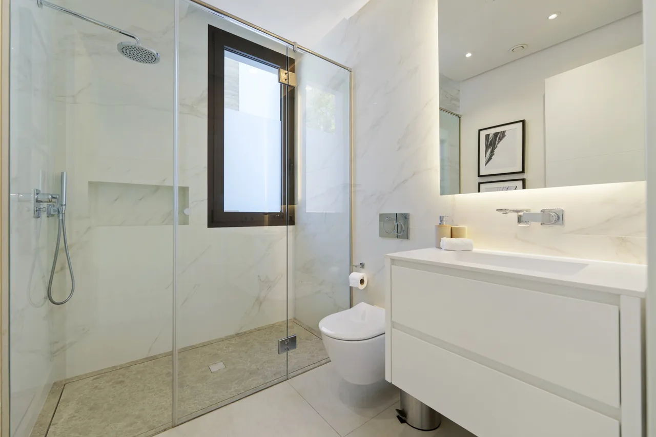 6-bedroom villa in Altos de Puente Romano with private pool and private garden — image 56