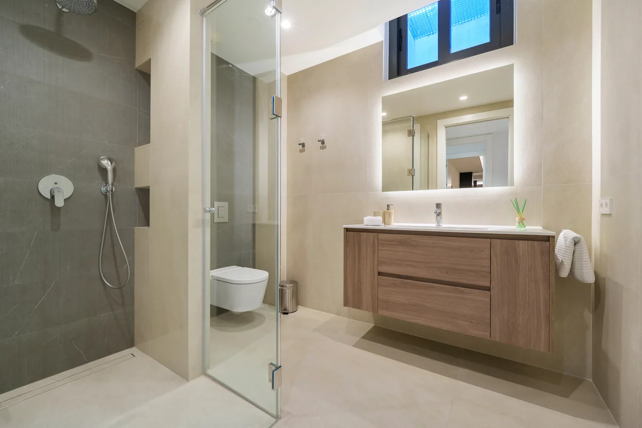6-bedroom villa in Altos de Puente Romano with private pool and private garden — image 64