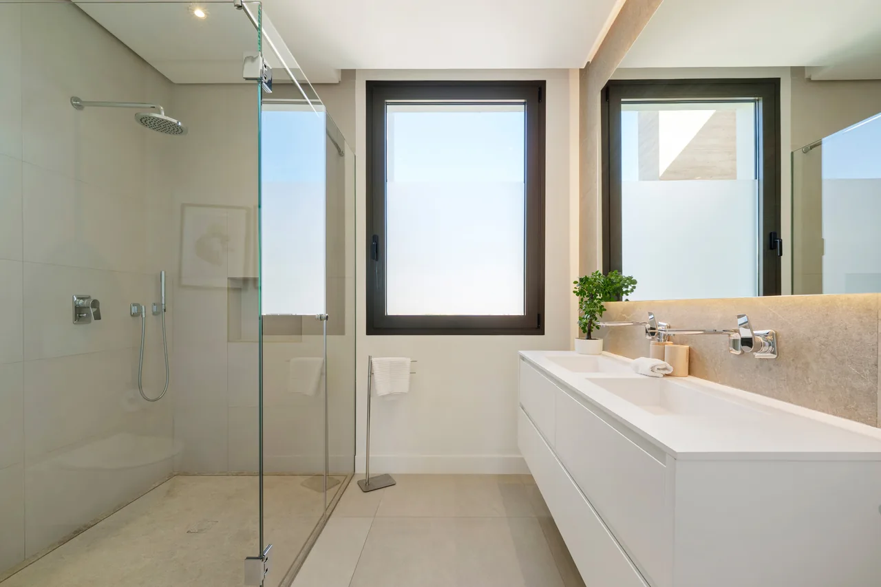 6-bedroom villa in Altos de Puente Romano with private pool and private garden — image 70