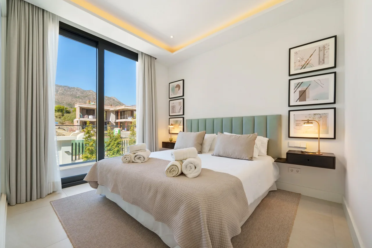 6-bedroom villa in Altos de Puente Romano with private pool and private garden — image 71