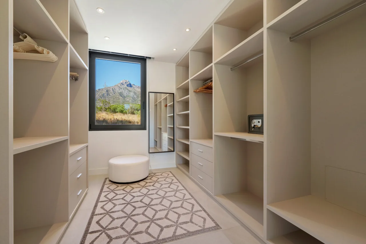 6-bedroom villa in Altos de Puente Romano with private pool and private garden — image 77