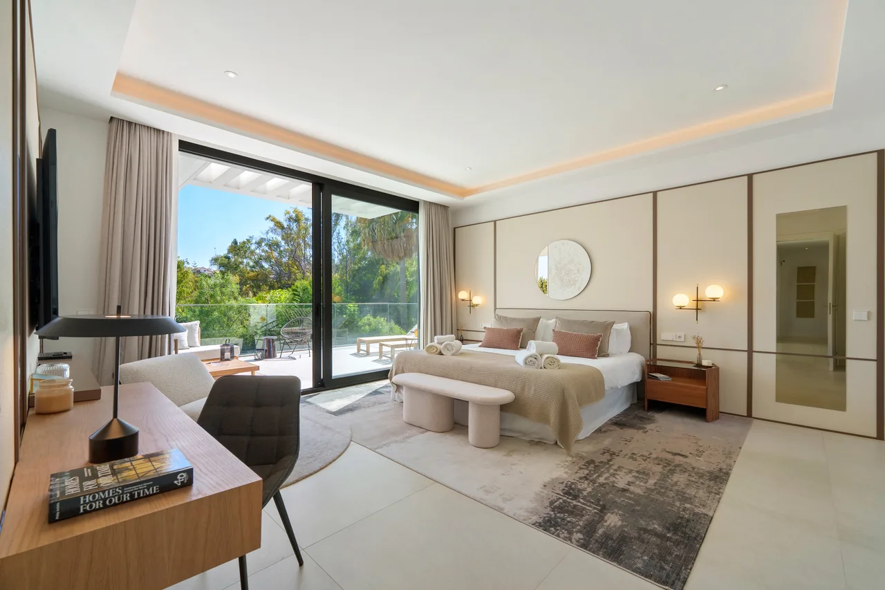 6-bedroom villa in Altos de Puente Romano with private pool and private garden — image 78