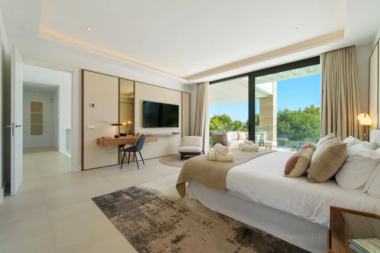 6-bedroom villa in Altos de Puente Romano with private pool and private garden — image 79