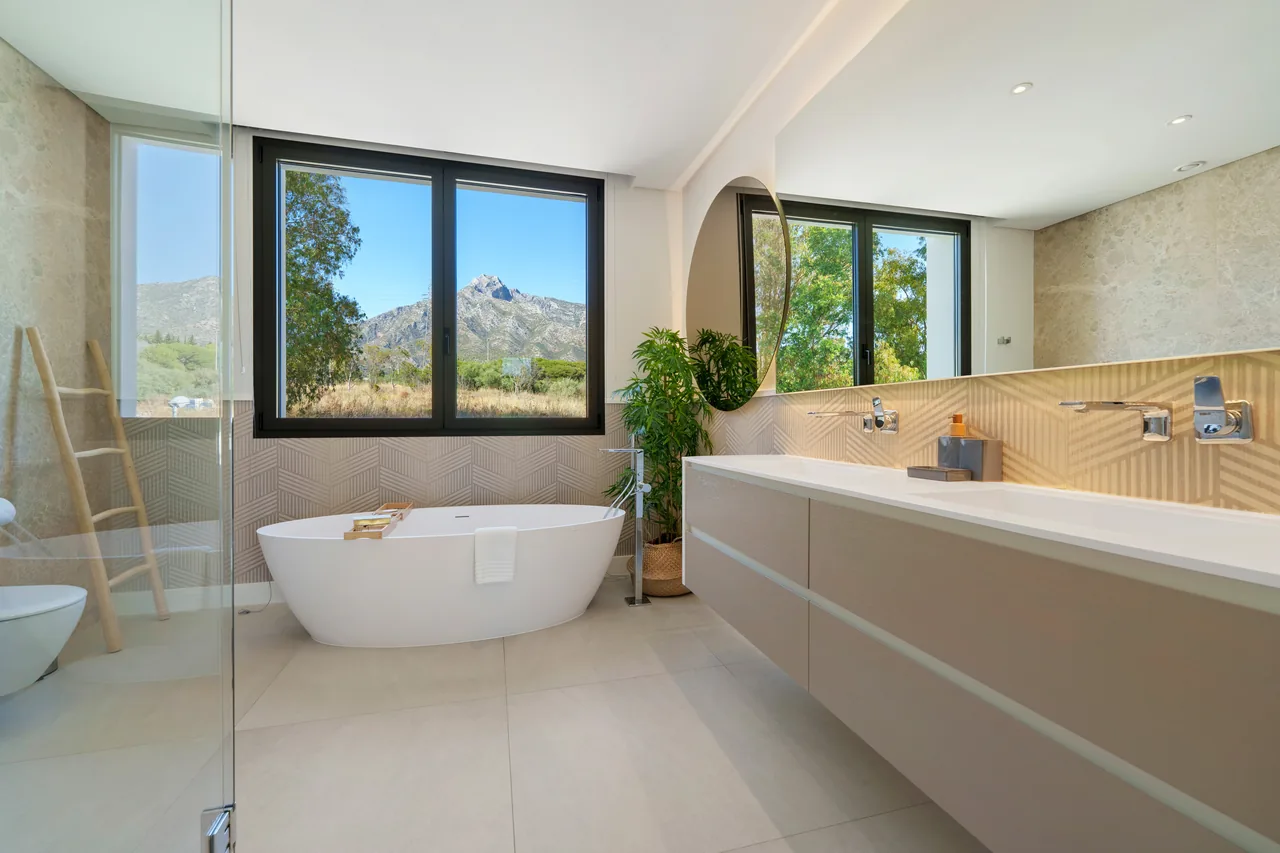 6-bedroom villa in Altos de Puente Romano with private pool and private garden — image 80