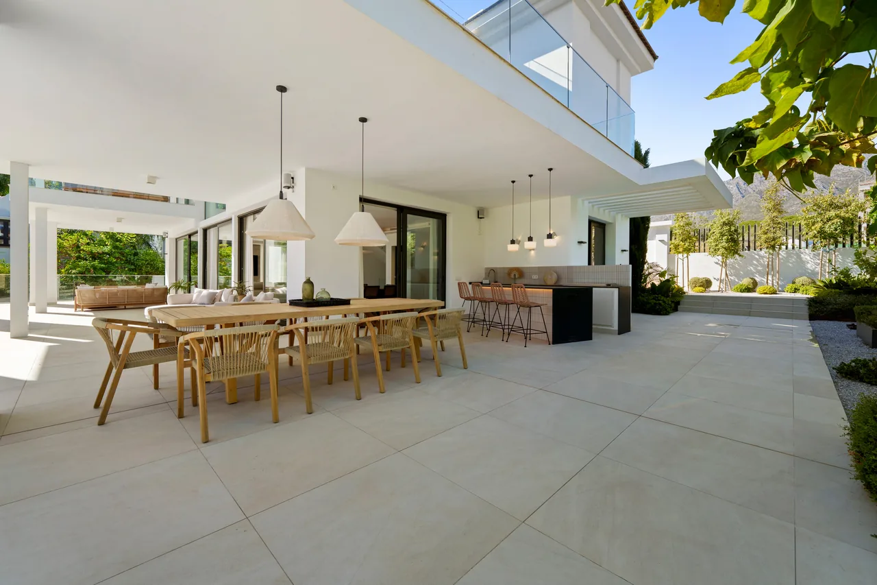 6-bedroom villa in Altos de Puente Romano with private pool and private garden — image 86