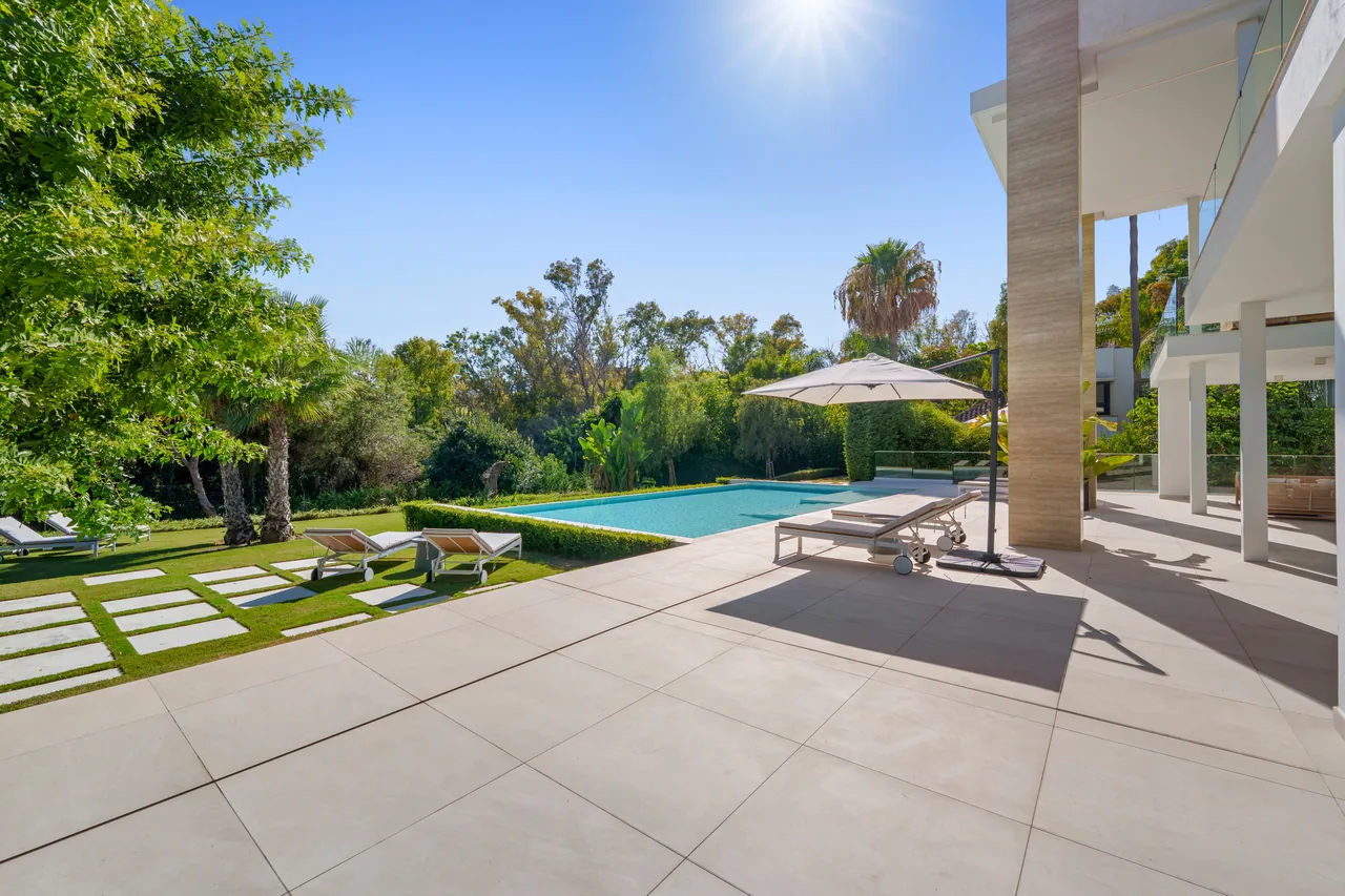 6-bedroom villa in Altos de Puente Romano with private pool and private garden — image 87