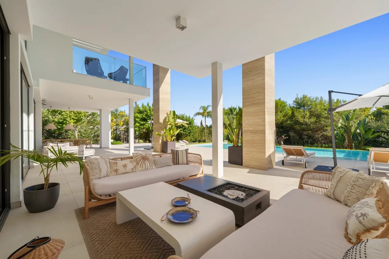 6-bedroom villa in Altos de Puente Romano with private pool and private garden — image 88