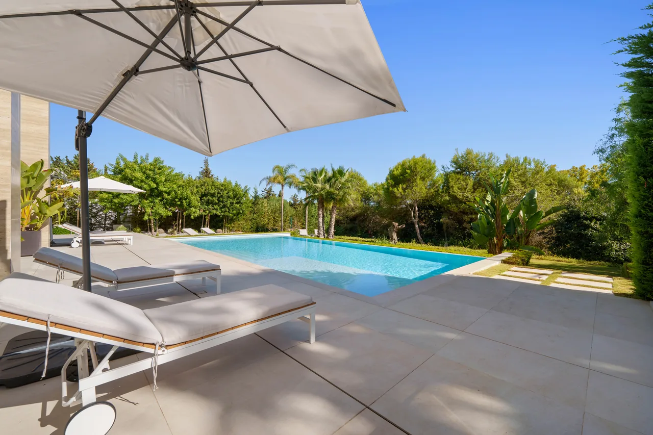 6-bedroom villa in Altos de Puente Romano with private pool and private garden — image 90