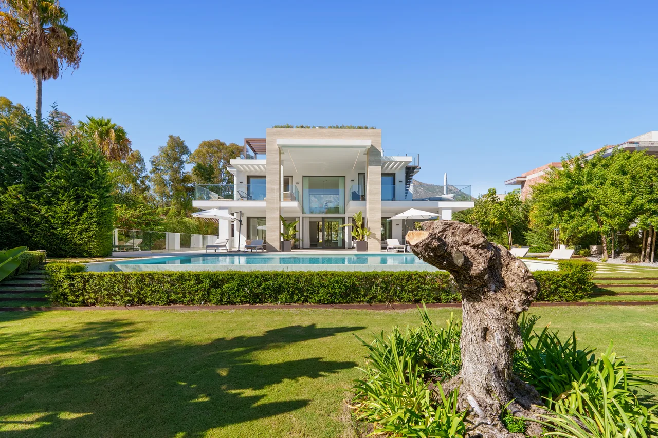 6-bedroom villa in Altos de Puente Romano with private pool and private garden — image 91