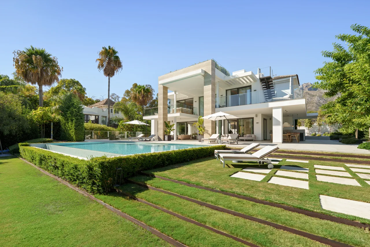 6-bedroom villa in Altos de Puente Romano with private pool and private garden — image 92