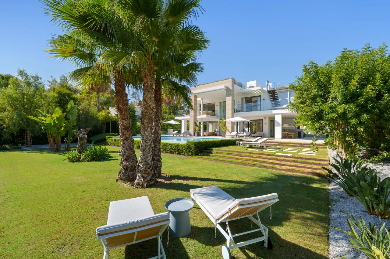 6-bedroom villa in Altos de Puente Romano with private pool and private garden — image 93